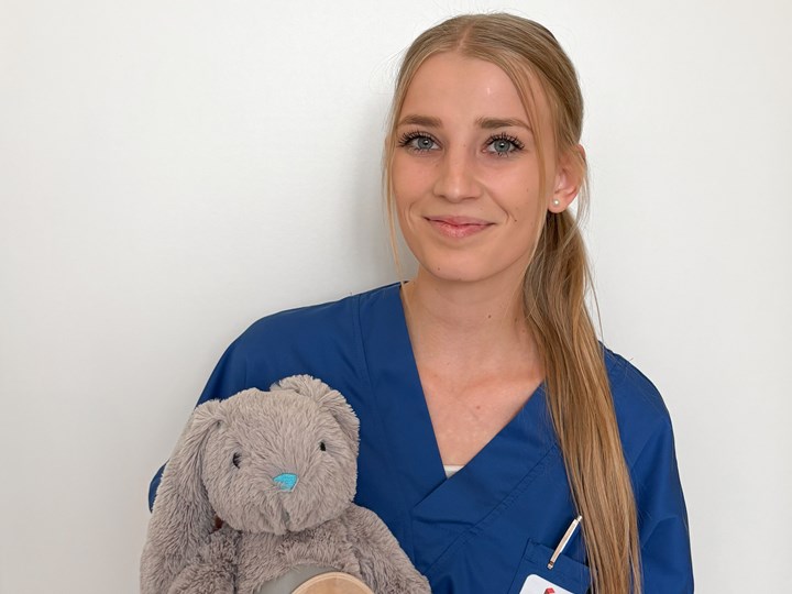 Laura mit dem Stations-Stomahasen. Damit  lässt sich den Betroffenen und ihren Angehörigen besser erklären, wie das Stoma und der Umgang damit funktionieren.