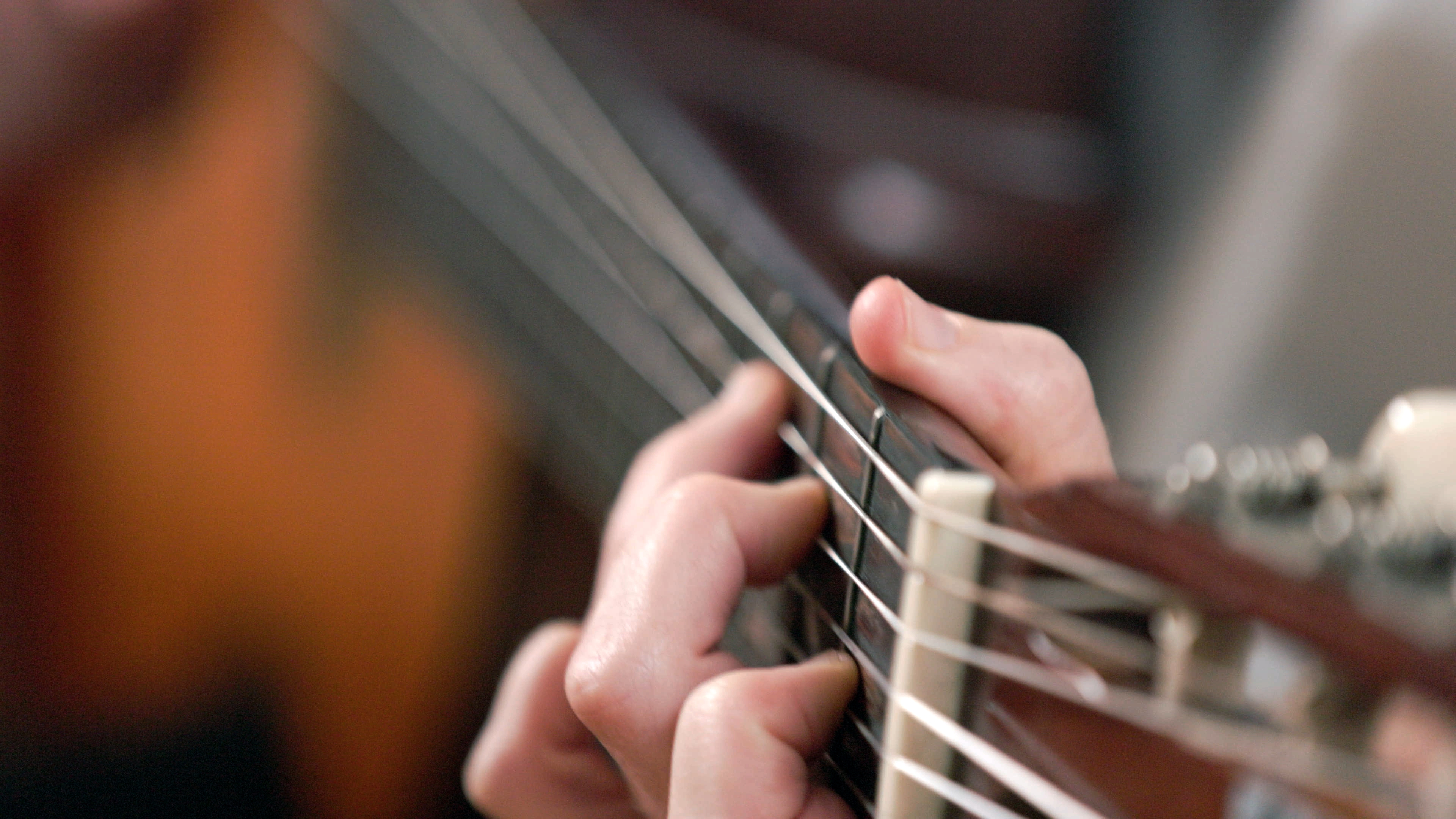 Nahaufnahme eines Gitarrenspiels