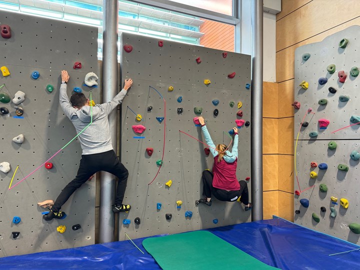 Patient und Patientin beim Bouldern im Rahmen der Sport- und Trainingstherapie am Neuromed Campus des Kepler Uniklinikums