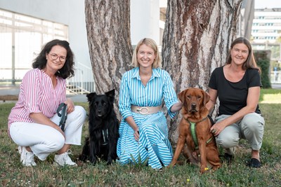 LH-Stv.in Mag.a Christine Haberlander mit Mag.a Katrin Schindlbauer (r.), Klinische Heilpädagogin und Besitzerin von Therapiehund Filou, sowie Mag.a Sonja Zach, Klinische Heilpädagogin und Besitzerin von Limit.