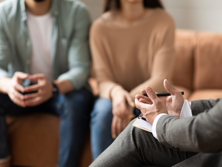Psychologe spricht mit Paar auf der Couch (Nahaufnahme ohne Gesichter)