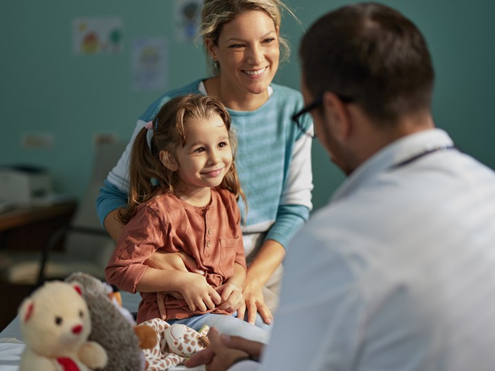 Mädchen mit Mutter beim Arzttermin