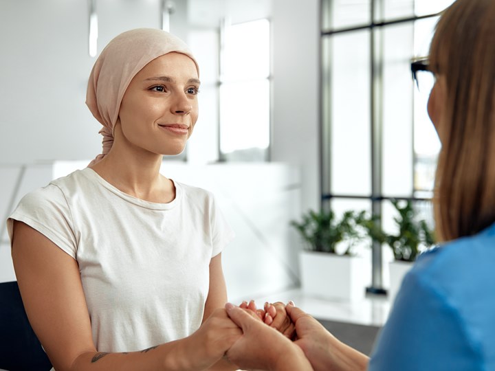 Patienten mit Kopftuch und einer Pflegekraft
