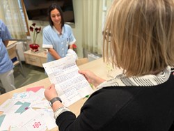 DGKP Karin Engl, MBA beim Lesen eines Briefes für Patientinnen und Patienten