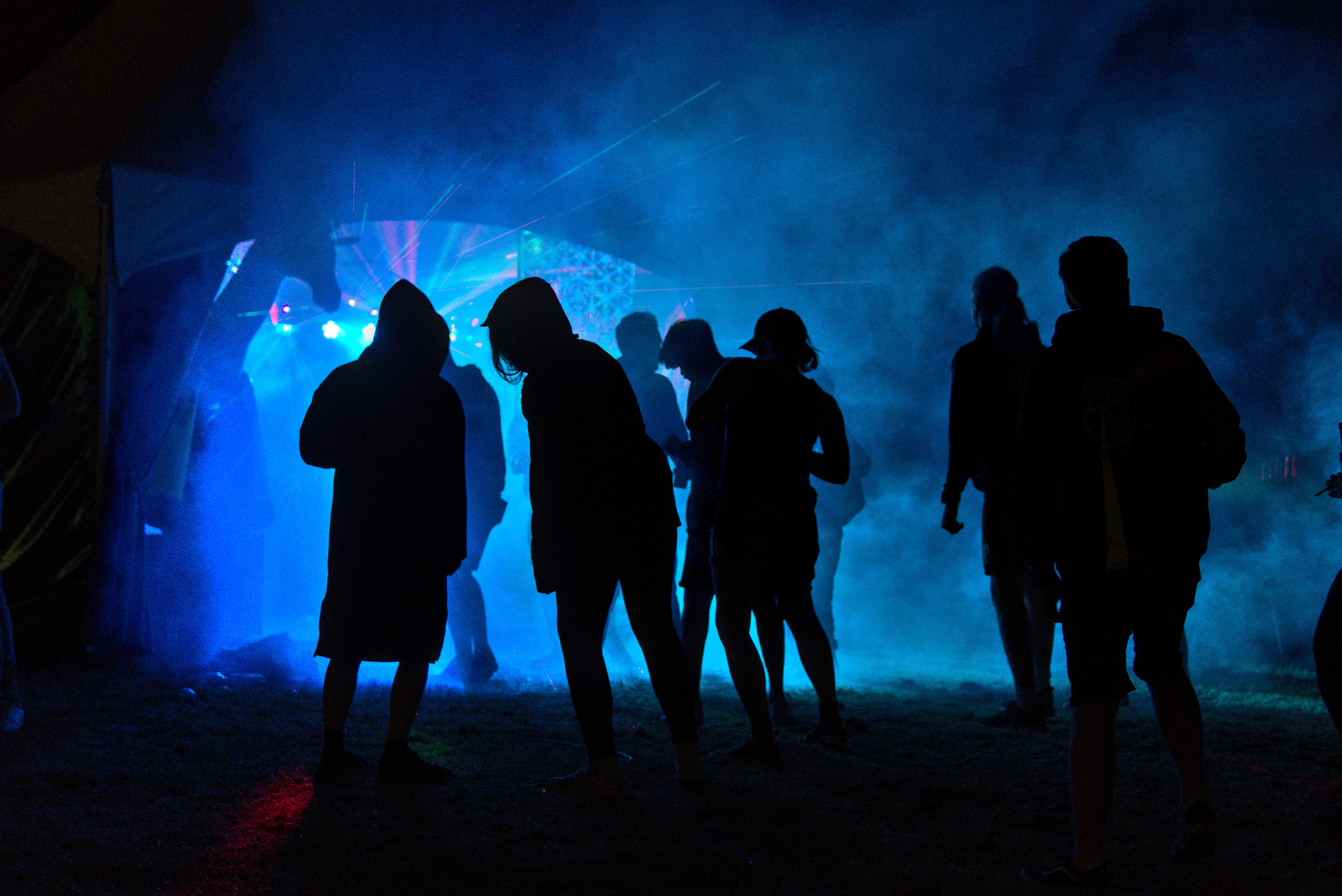 Junge Menschen in einem Discozelt