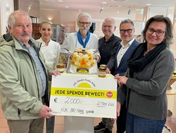 Die OÖ. Kinder-Krebs-Hilfe freut sich über die Spende aus dem Honigverkauf der KUK.-Bienen (v. l. n. r.: Gerhard Kreindl, Vorstand OÖ. Kinder-Krebs-Hilfe; Katja Janovits, KUK-Konditorin; Franz Furman, KUK-Küchenleiter; Bernhard Zauner, Imker; Mag. Günther Dorfinger, Kaufmännischer Direktor KUK; Mag. Karin Schuster-Schlichtner, Vorstand OÖ. Kinder-Krebs-Hilfe)