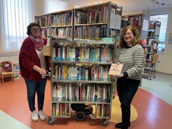 Ehrenamtliche Mitarbeiterinnen mit dem Bücherwagen für die Gynäkologie und Geburtshilfe