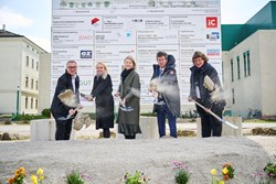 v.l.n.r.: Kaufmännischer Direktor Mag. Günther Dorfinger, MBA; Pflegedirektorin Simone Pammer, MBA; Landeshauptmann-Stellvertreterin Mag.a Christine Haberlander; Ärztlicher Direktor Priv.-Doz. Dr. Karl-Heinz Stadlbauer; Architekt und Geschäftsführender Gründungspartner von JSWD Prof. Olaf Arne Drehsen