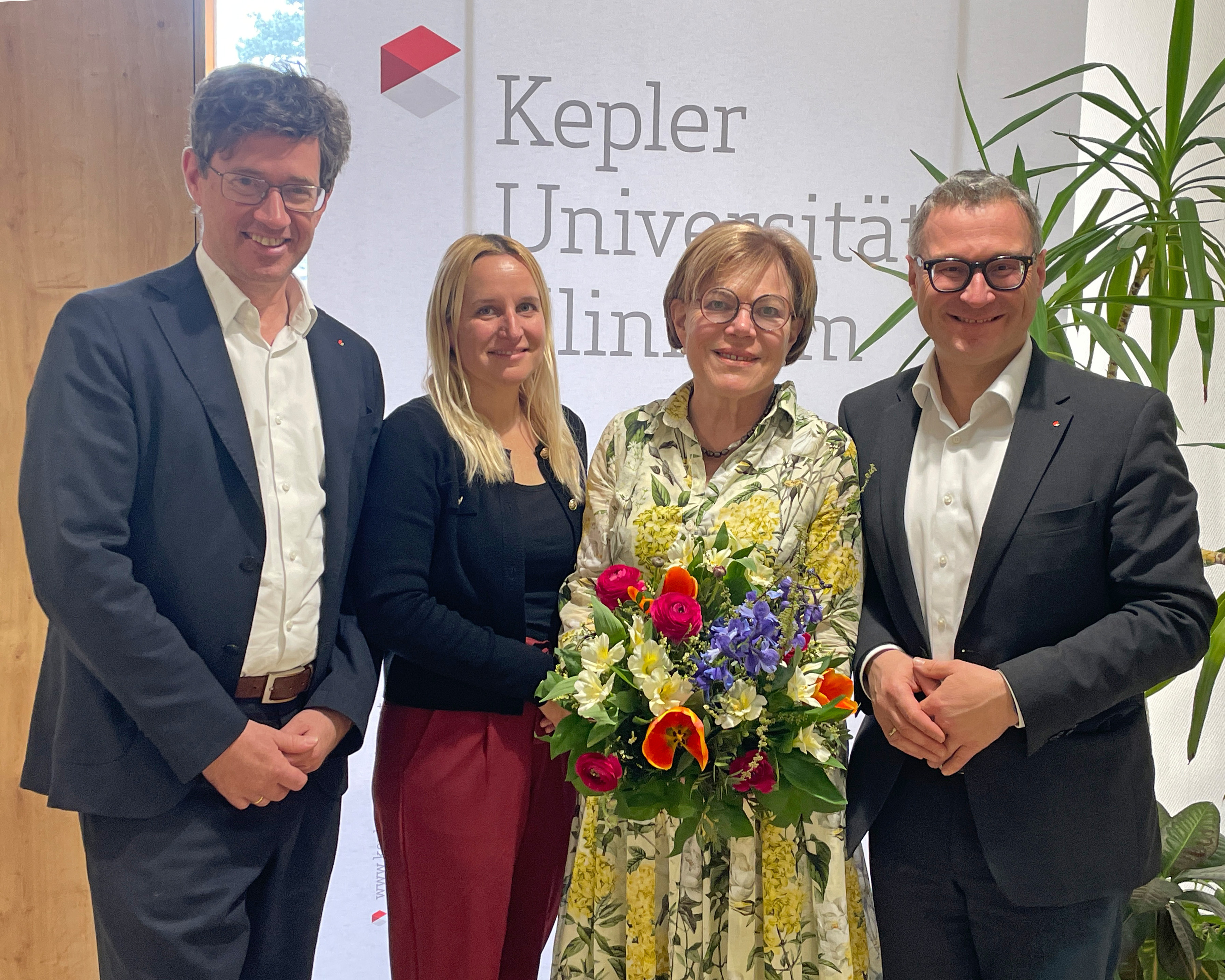 v. l. n. r.: Priv.-Doz. Dr. Karl-Heinz Stadlbauer (Ärztlicher Direktor, KUK), Simone Pammer, MBA (Pflegedirektorin, KUK), Medizinalrätin Dr.in Susanne Hauptlorenz und Mag. Günther Dorfinger, MBA (Kaufmännischer Direktor, KUK) 