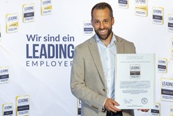 Christopher Eberl, BSc, Stabsstelle Personalmarketing, mit dem „Leading Employer“-Zertifikat