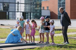  Gesundheitslandesrätin LH Stv.in Mag.a Christine Haberlander und Geschäftsführer des Kepler Uniklinikums Univ.-Prof. Dr. Meinhard Lukas beim Minigolfspielen mit den "Sommerkindern"