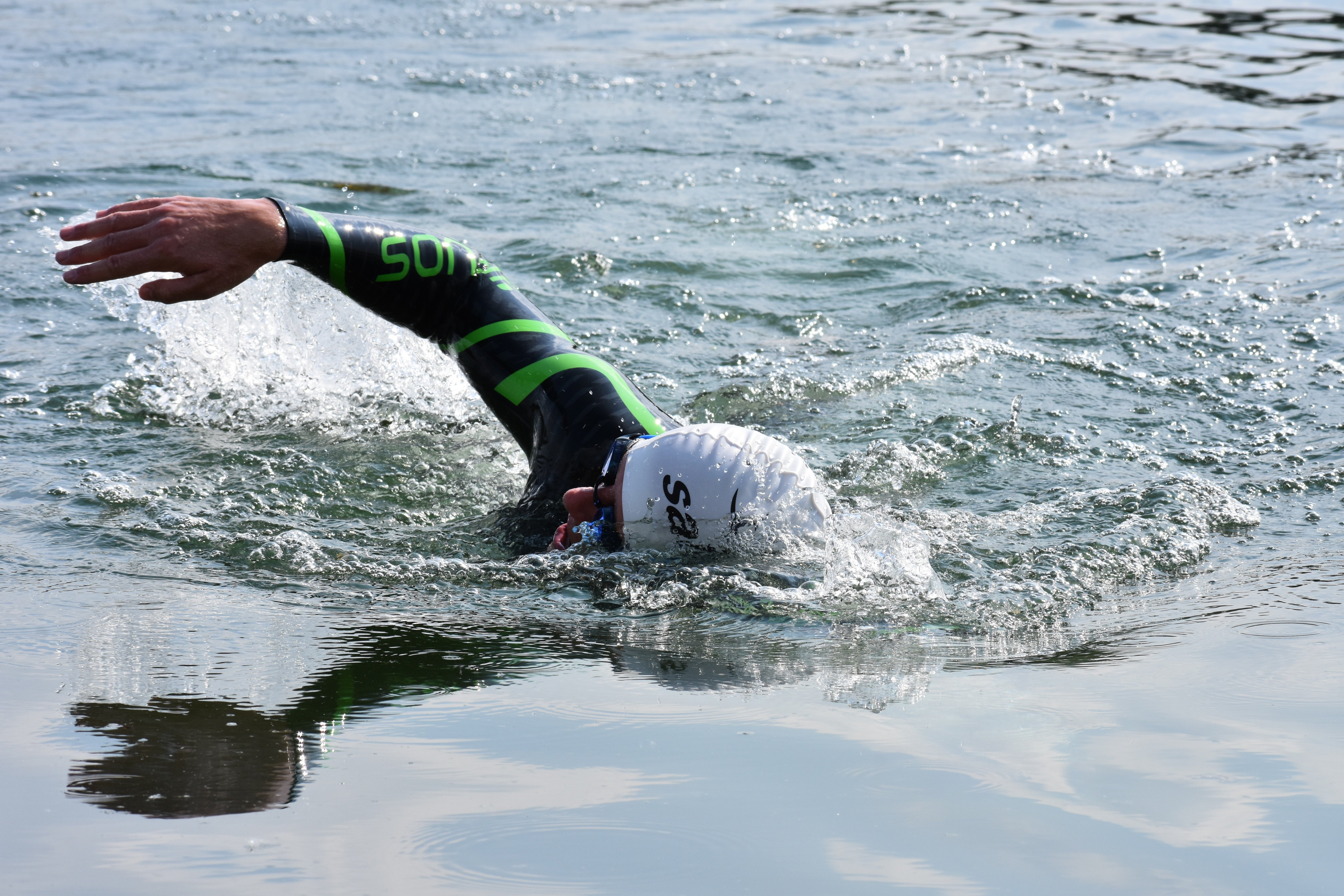 Schwimmer im Neoprenanzug