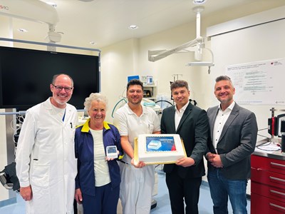 Österreichweite Premiere in der Telemedizin: Prim. Prof. Dr. Clemens Steinwender, Patientin Hildegard H., Dimitri Kwasny-Weiss, BSc MSc (Koordinator für Telemedizin), sowie zwei Techniker der Firma MicroPort.
