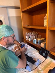 OA Dr. Friedrich Hamberger beim Ultraschall in Asmara/Eritrea