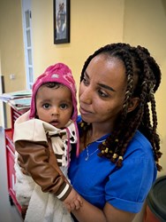 Krankenpflegerin mit Baby in Asmara/Eritrea