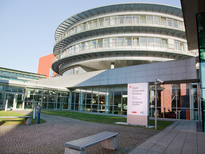 Außenaufnahme am Standort Neuromed Campus