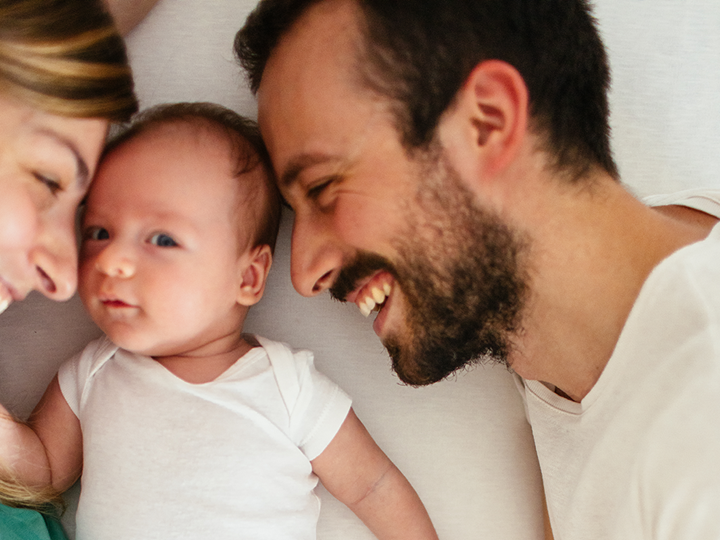 Glückliches Paar mit Kleinkind