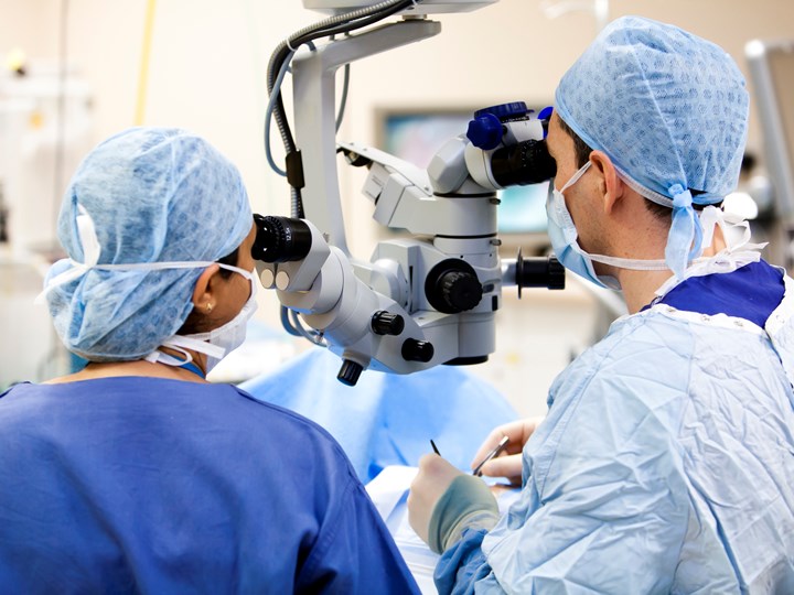 2 Ärzte am Mikroskop bei einer Augen-OP