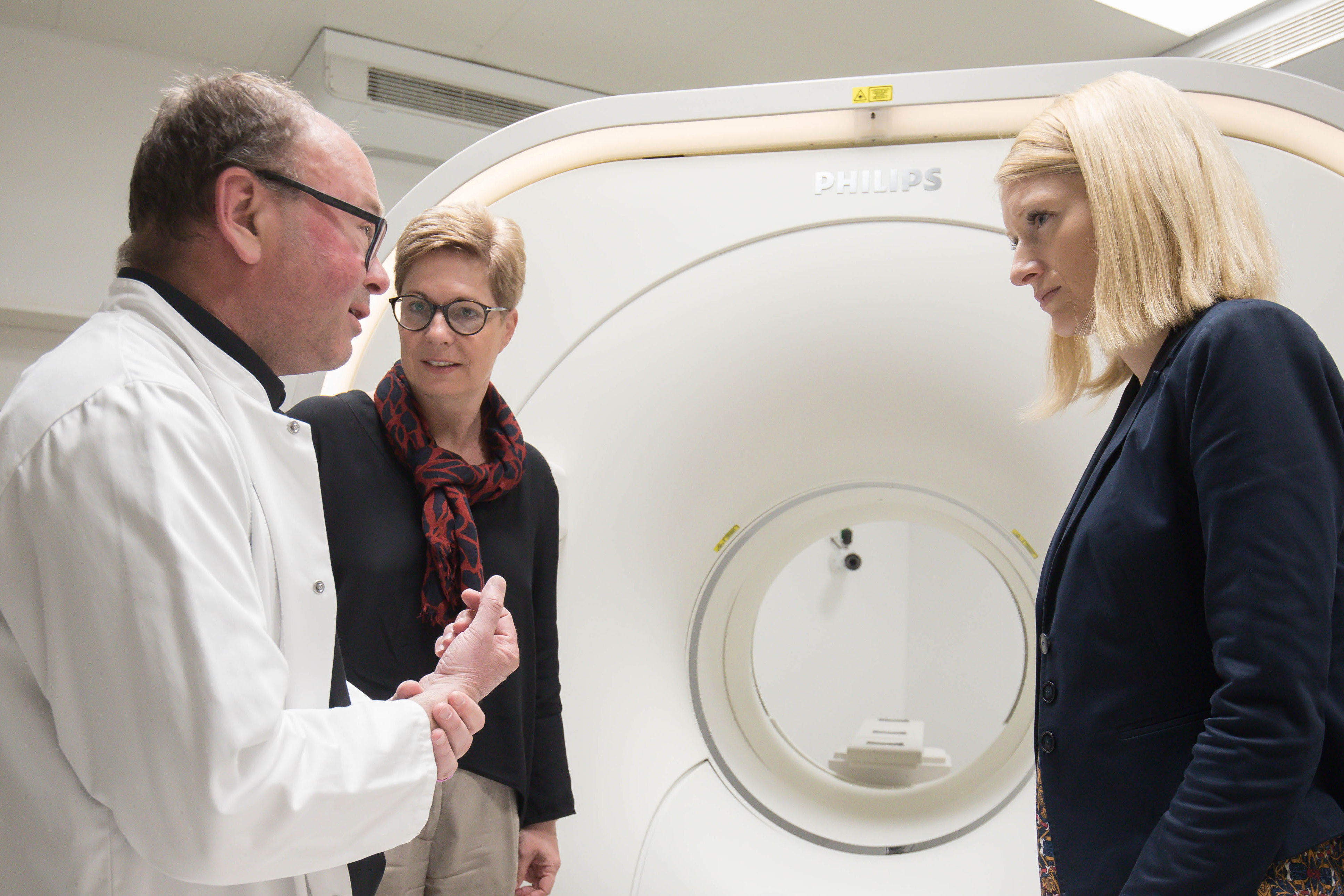 Prim.  Robert Pichler im Gespräch mit Geschäftsführerin Dr.in Drda und Landeshauptman-Stellvertreterin Mag.a Haberlander