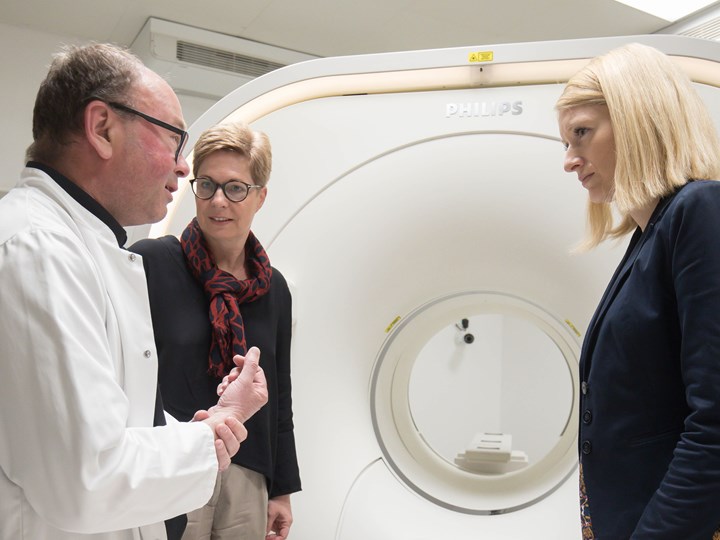 Prim.  Robert Pichler im Gespräch mit Geschäftsführerin Dr.in Drda und Landeshauptman-Stellvertreterin Mag.a Haberlander