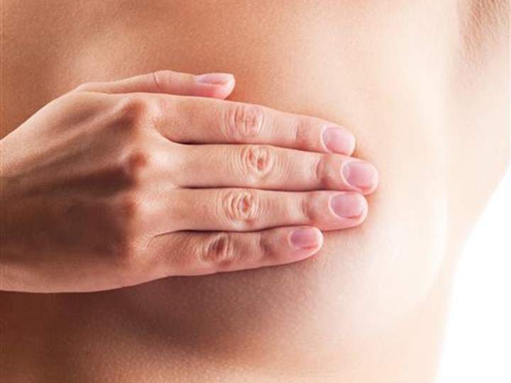 Weibliche Brust wird mit Hand bedeckt