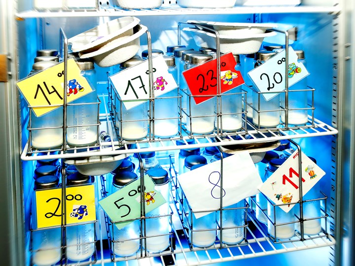 Milchfläschchen in der Muttermilchbank