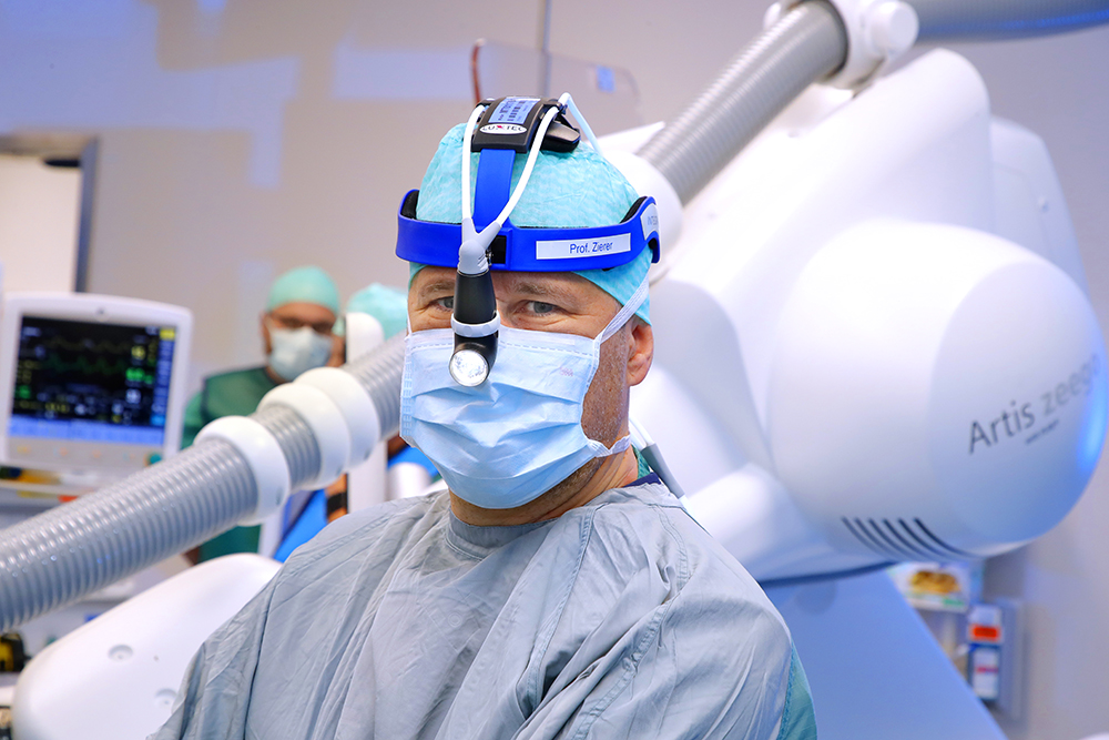 Prof. Zierer im OP