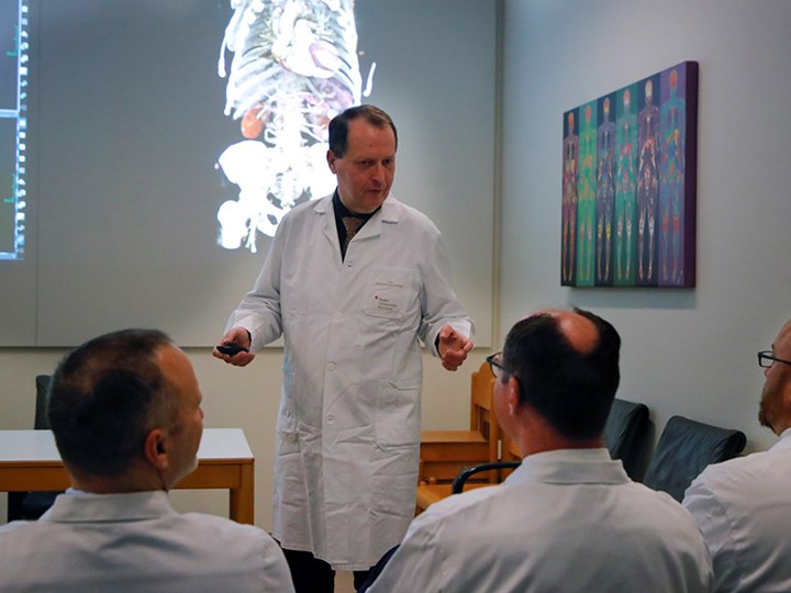 Besprechung der Experten unterschiedlicher Fächer