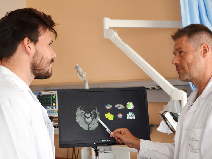 Zwei Ärzte mit Monitor