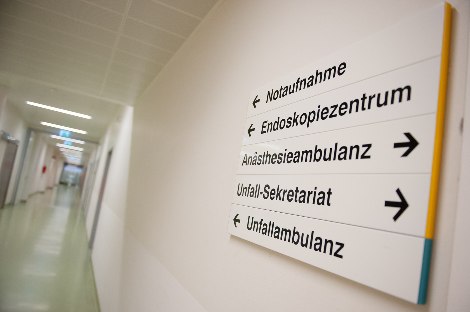 Orientierungsschild mit Pfeil zur Anästhesieambulanz am Med Campus III.