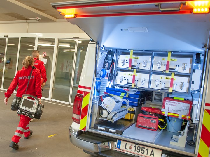 Notärztin und Notarzt beim Noteinsatzfahrzeug