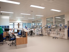 Aufwachraum mit mehreren Überwachungsplätzen