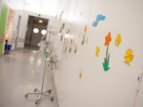 Bunt bemalter Gang auf der Kinderintensivstation