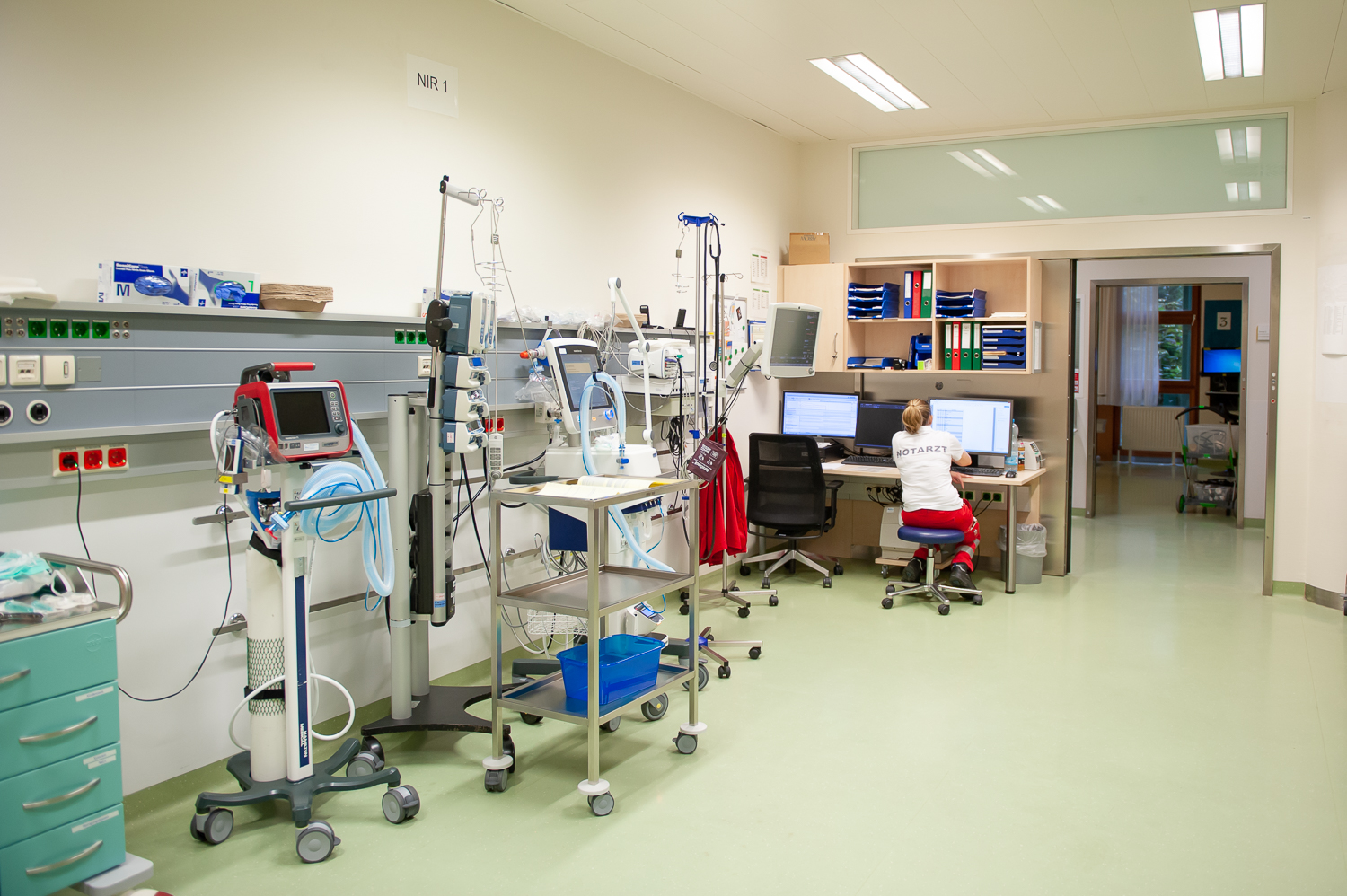 Notarzt am Computerarbeitsplatz im Nofallinterventionsraum