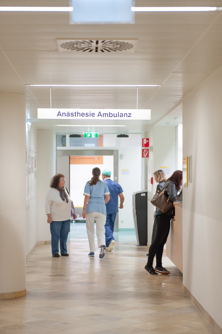 Patienten am Gang vor der Anästhesieambulanz
