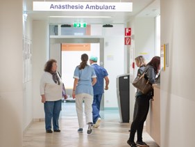 Patienten am Gang vor der Anästhesieambulanz