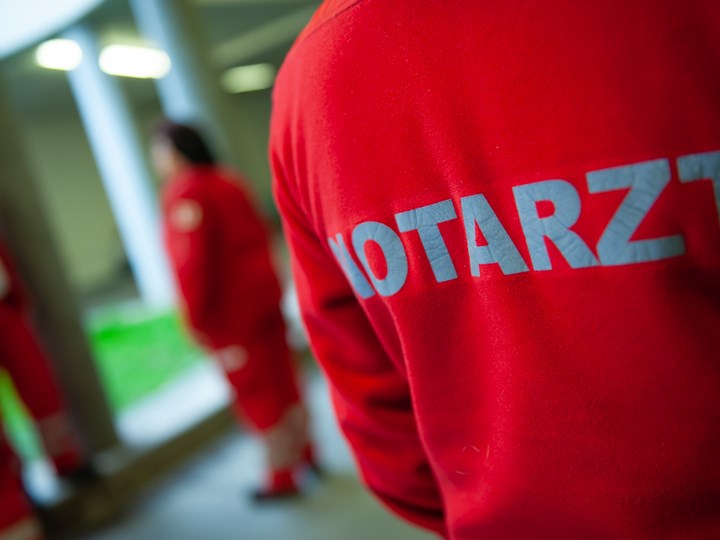 rote Weste mit Aufschrift Notarzt