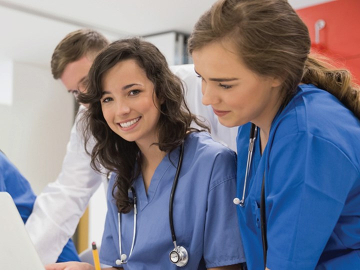 Medizinstudierende mit Laptop in Lehrsaal
