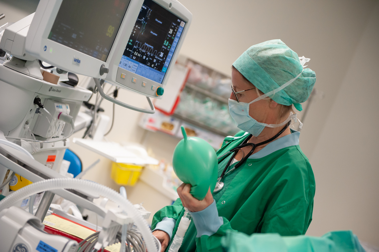 Anästhesistin im OP mit Überwachungsgeräten