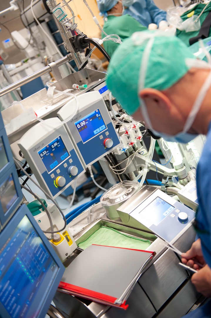 Anästhesist bei Überwachungsmonitoren im OP