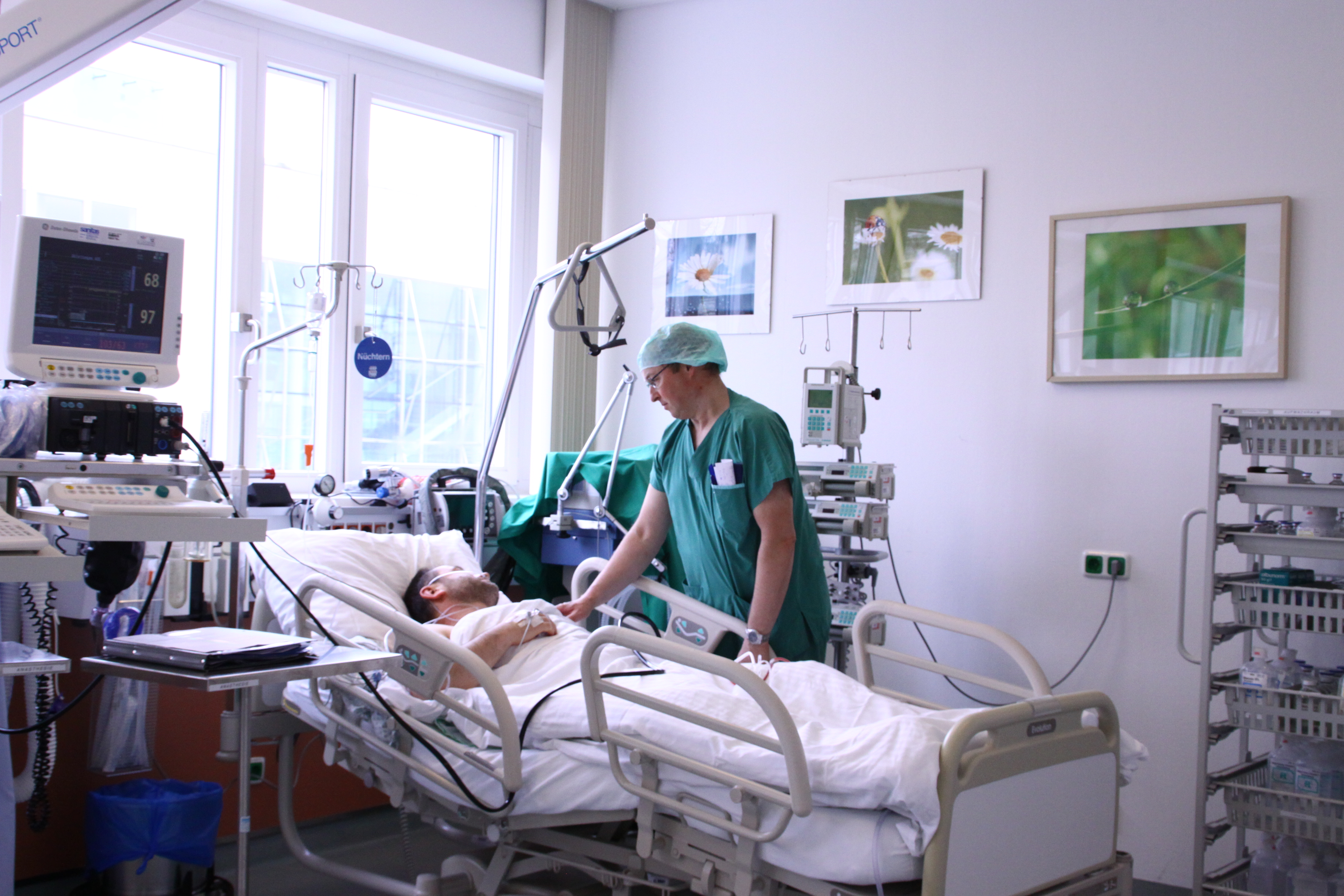 Arzt mit Patient im Krankenzimmer