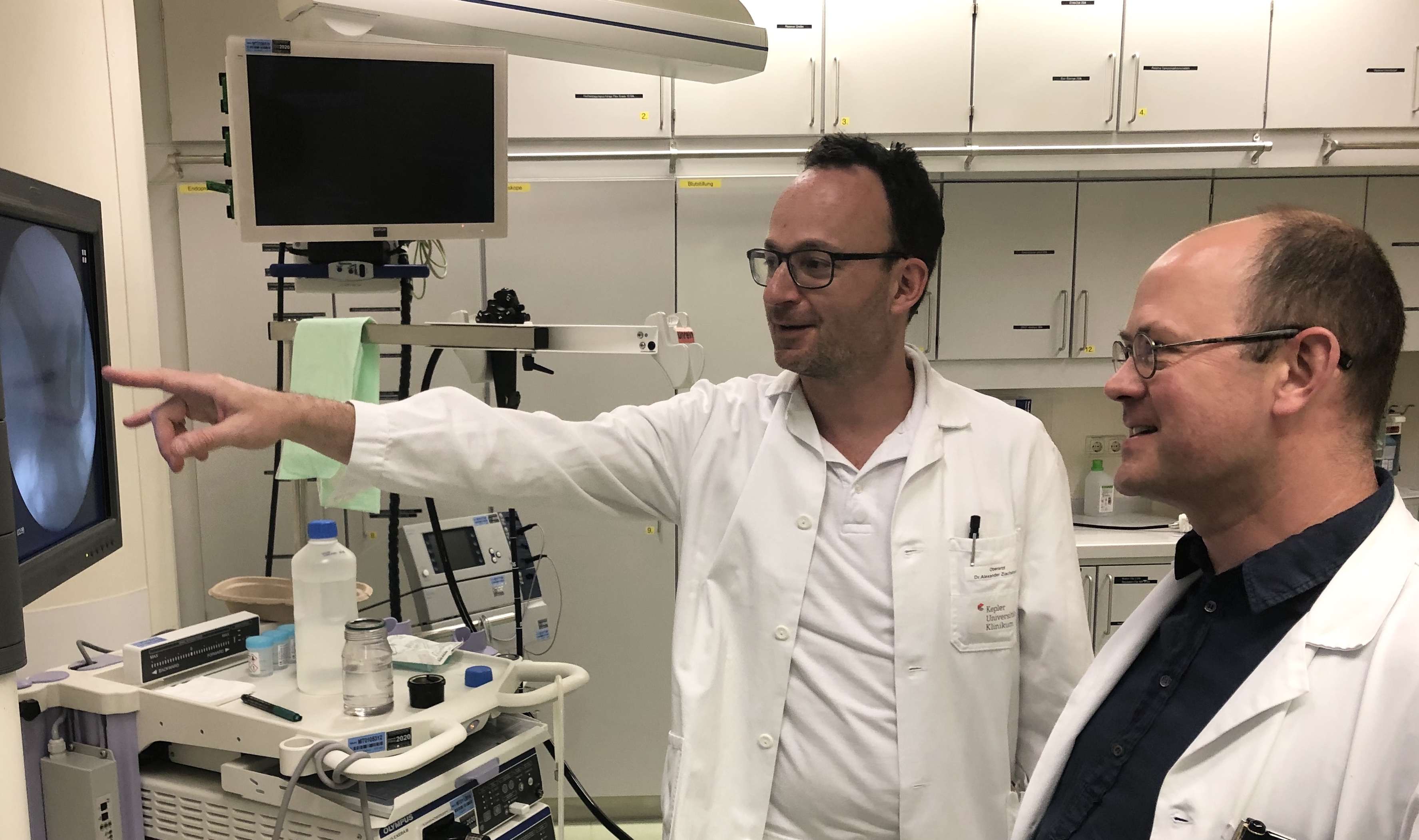 OA Ebner und OA Ziachehabi vor einem Monitor im Endoskopie Zentrum