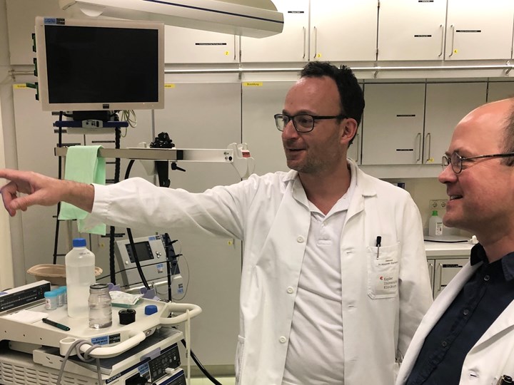 OA Ebner und OA Ziachehabi vor einem Monitor im Endoskopie Zentrum