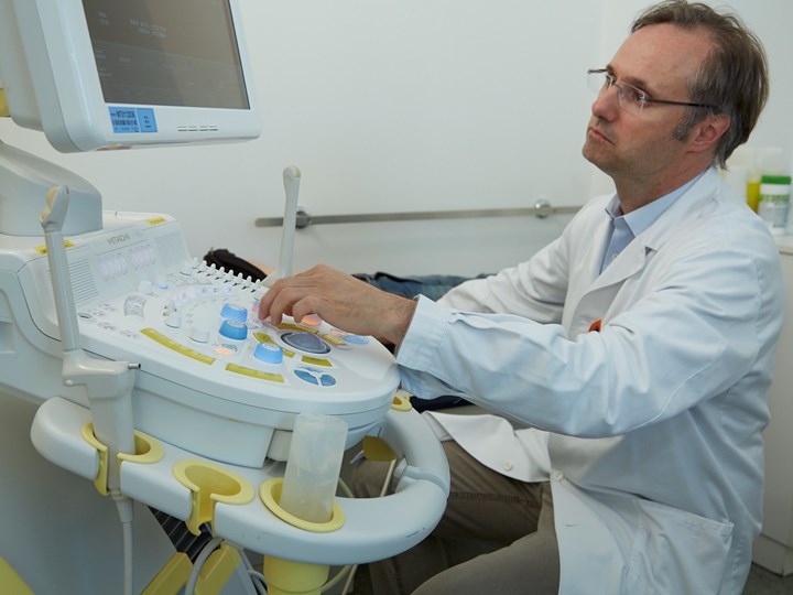 Prof. Dr. Krause bei Befundung