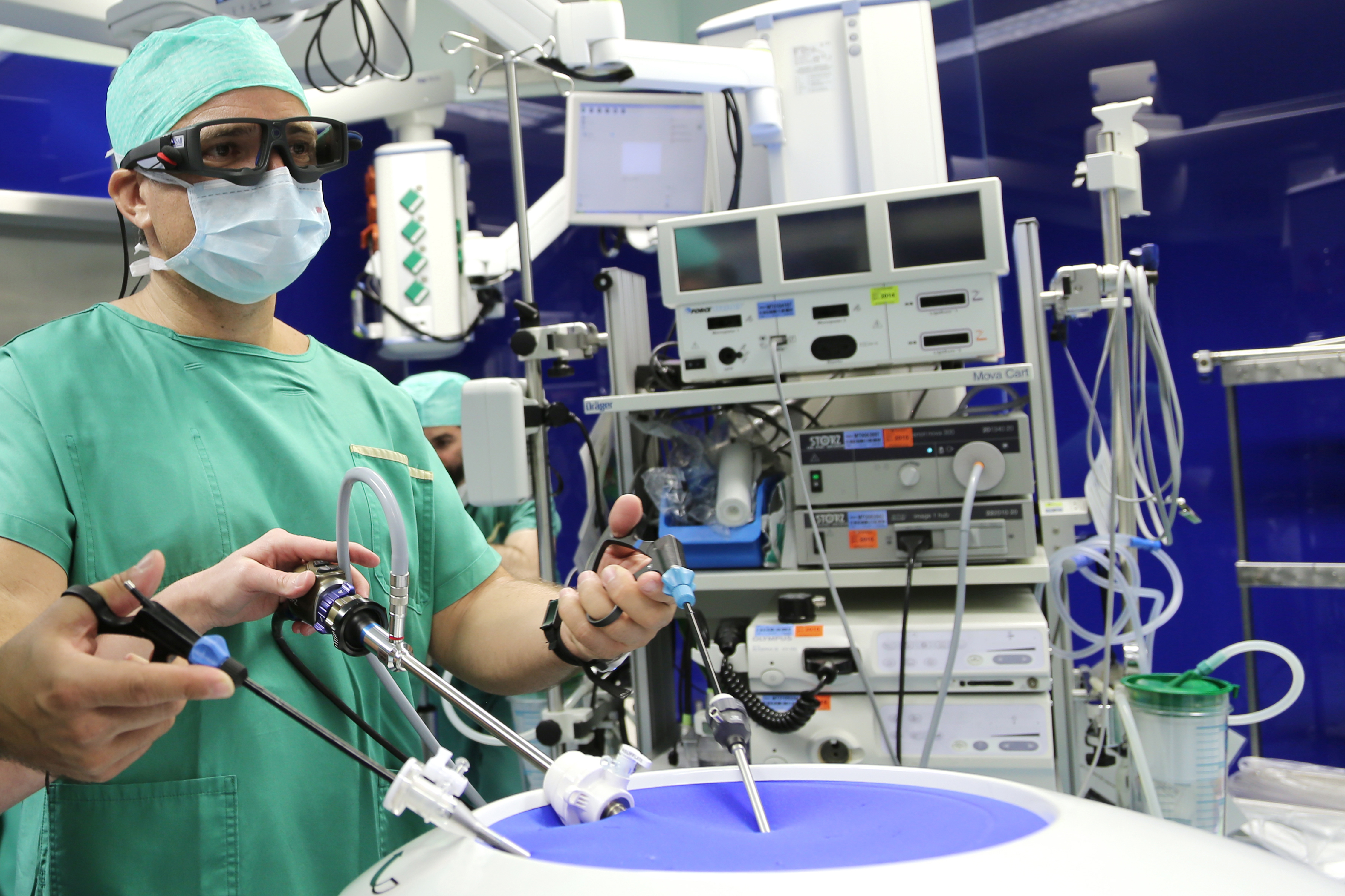 Prim. Doz. Dr. Shamiyeh im OP mininalinvasiver chirurgischer Eingriff