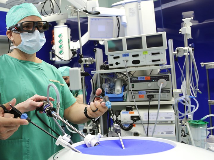 Prim. Doz. Dr. Shamiyeh im OP mininalinvasiver chirurgischer Eingriff