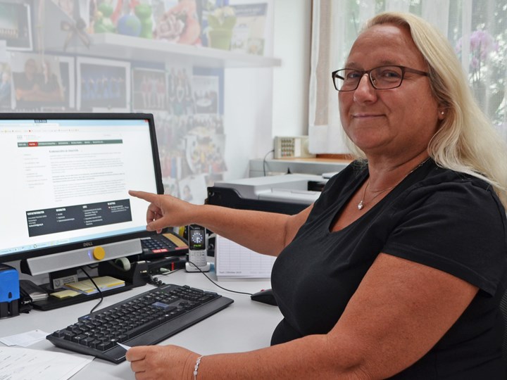 Monika Kern vom GOBT-Team zeigt auf neue Toolbox am PC
