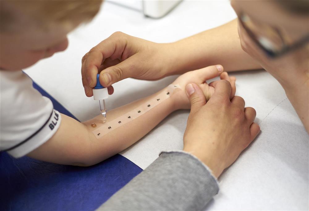 Durchführung eines Allergietests an der Hand von Kind