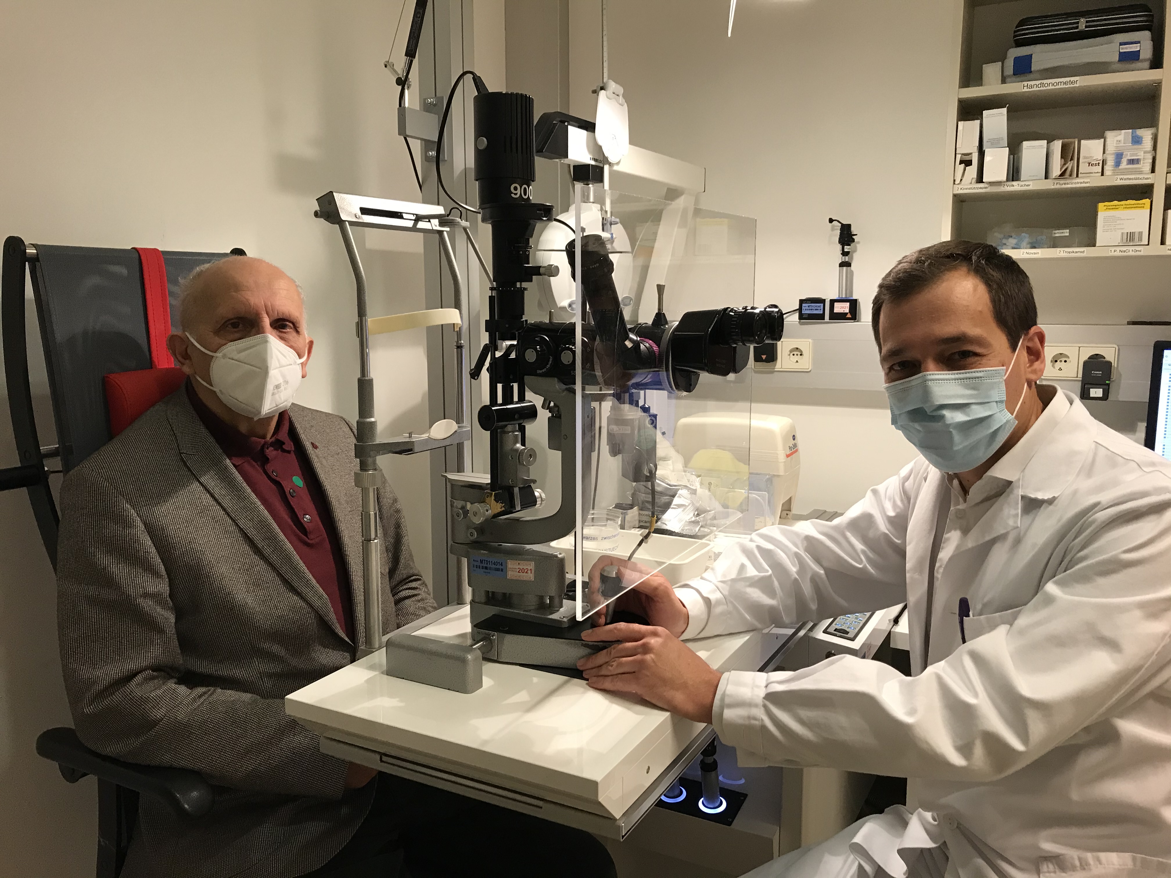 Univ.-Prof. Bolz mit Patienten bei Nachkontrolle nach der Operation