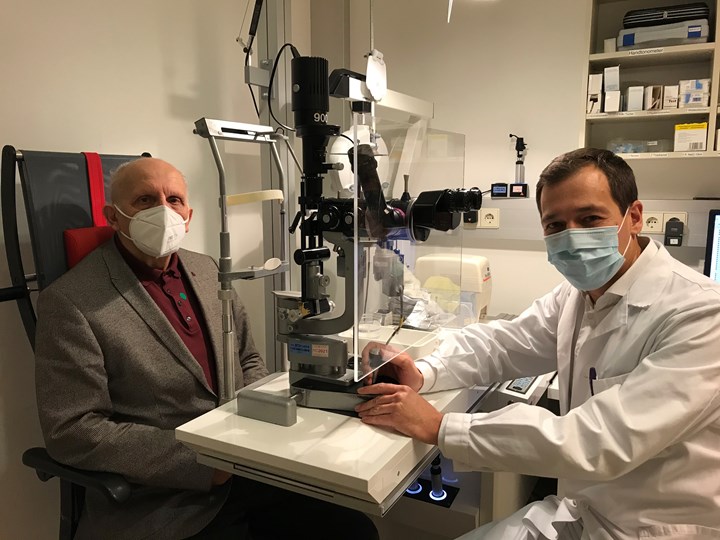 Univ.-Prof. Bolz mit Patienten bei Nachkontrolle nach der Operation